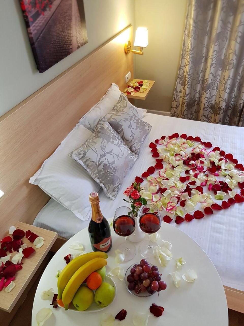 Sky Hotel Bisjkek Buitenkant foto